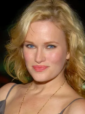 Nicholle Tom