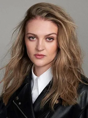 Lara Peake