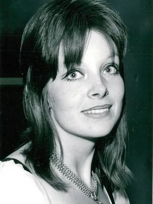 Anna Calder-Marshall
