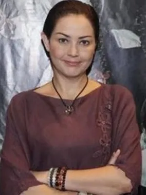Rowiena Umboh